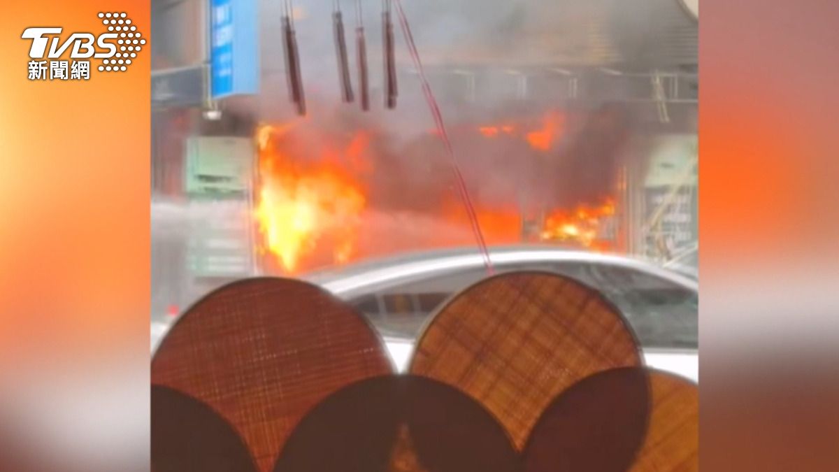 台中燈具行爆炸起火　濃煙竄天無人傷。(圖／民眾提供)