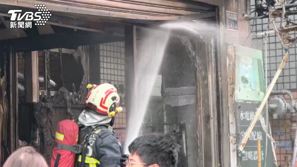 店主慶幸自己與家人都平安，樓上集合式住宅的居民也都及時疏散，沒有釀成大禍。(圖／TVBS) 