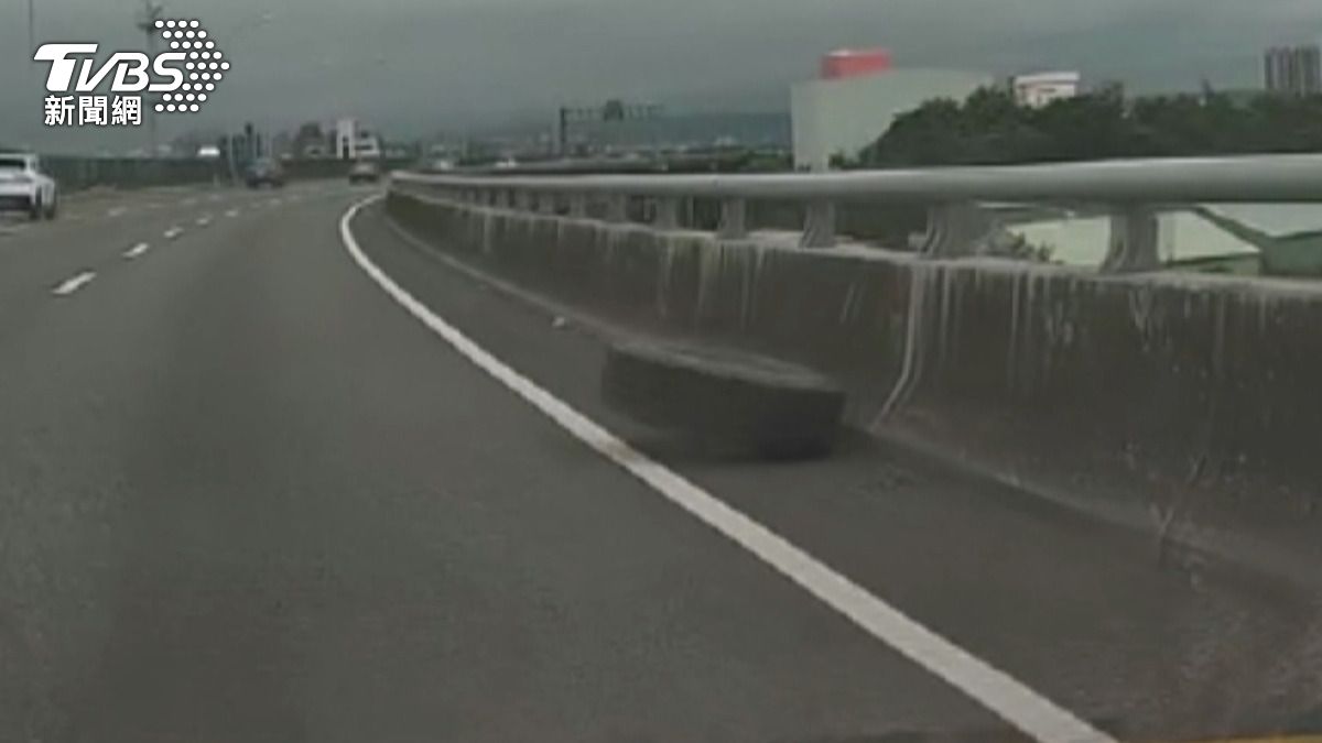台74線驚魂!曳引車「輪胎突飛出」 百公斤輪胎砸2車。(圖/民眾提供)