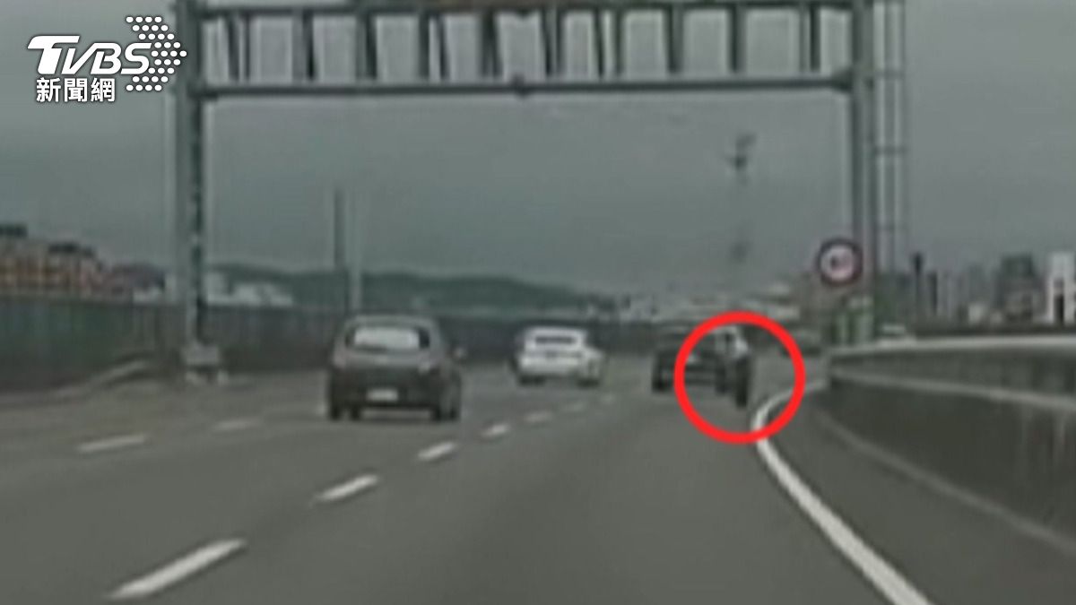 曳引車後輪已全部爆掉,共有兩顆輪胎不見蹤影。(圖/民眾提供)