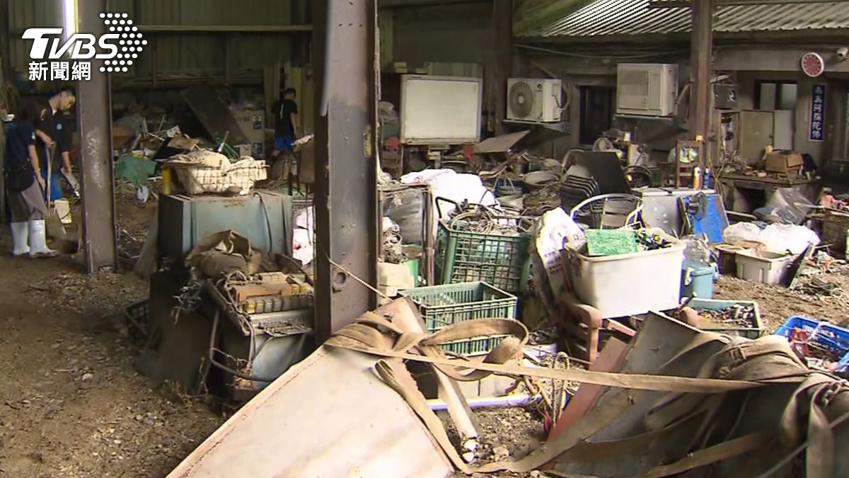 蘇澳永春里公館路 泥流「暴冲」殺進民宅 毀家產。(圖/民眾提供)