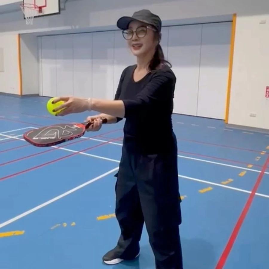 根據研究，每打30分鐘匹克球，比走路多消耗約40%的卡路里。（圖／FB@陳美鳳）