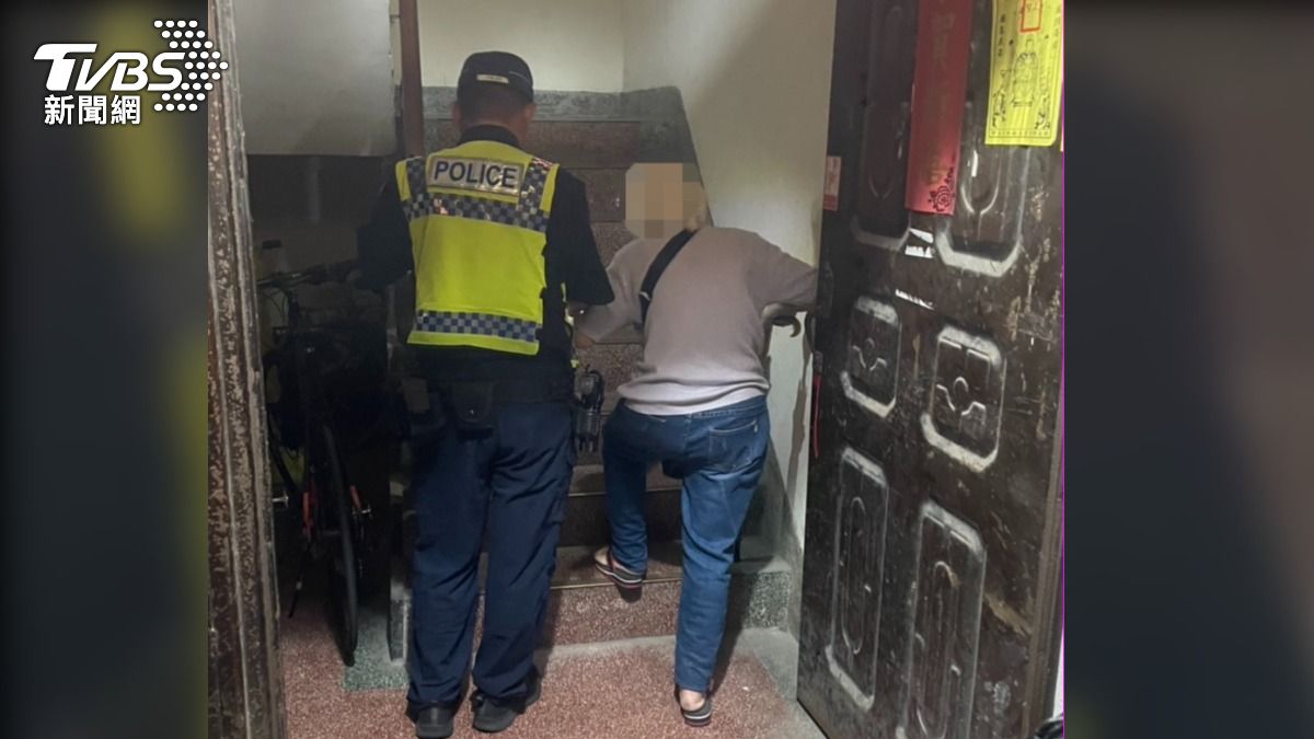 警方僅輕聲安撫會幫忙聯繫丈夫,接著帶賀婦回到隔壁巷弄住家。(圖/TVBS)