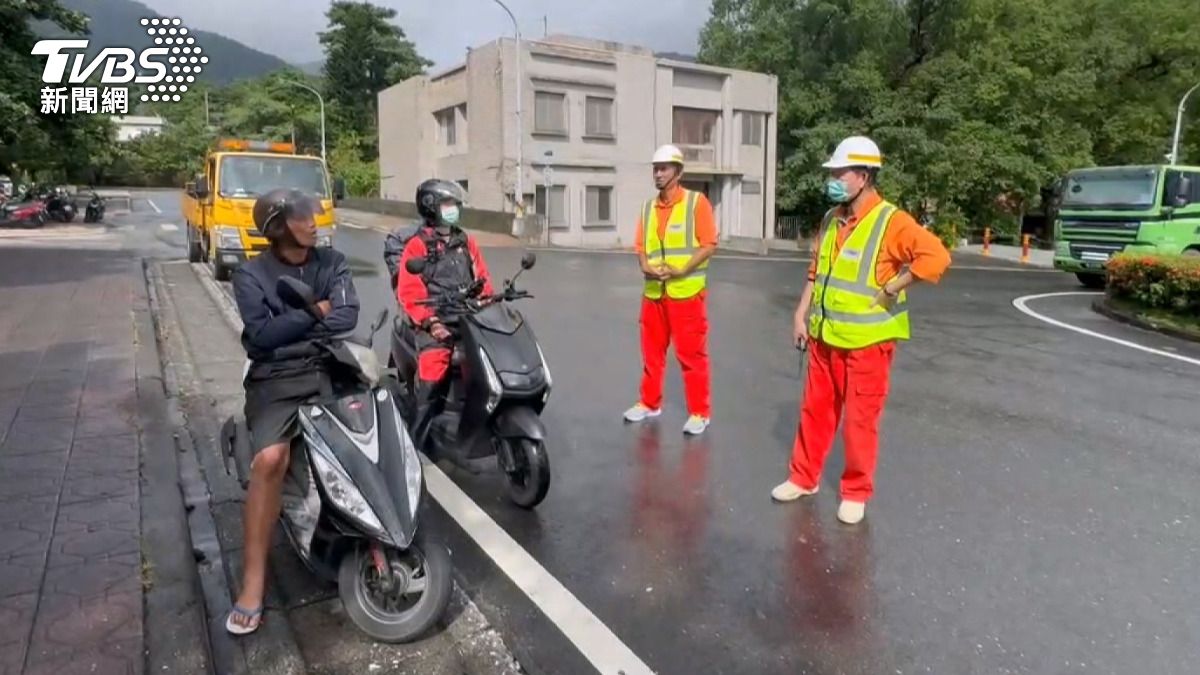 小山貓進行清理工作,國軍弟兄也前來協助。(圖/民眾提供)