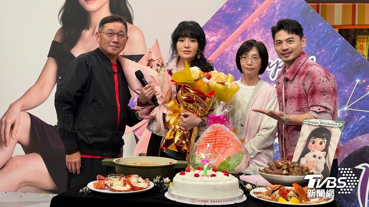 TVBS 副總經理郝孝祖(左)和經紀人林昱伶特別前來祝賀唐綺陽。(圖/黃盈容攝)
