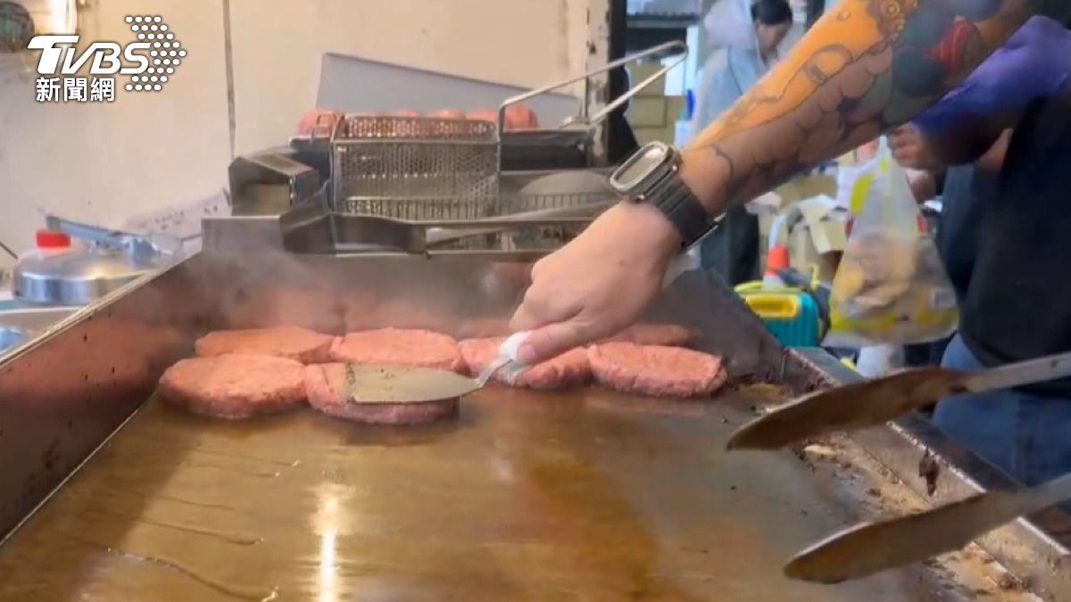暖!一群超人現身南方澳 災民無法煮食「熱食送上門」。(圖/TVBS)