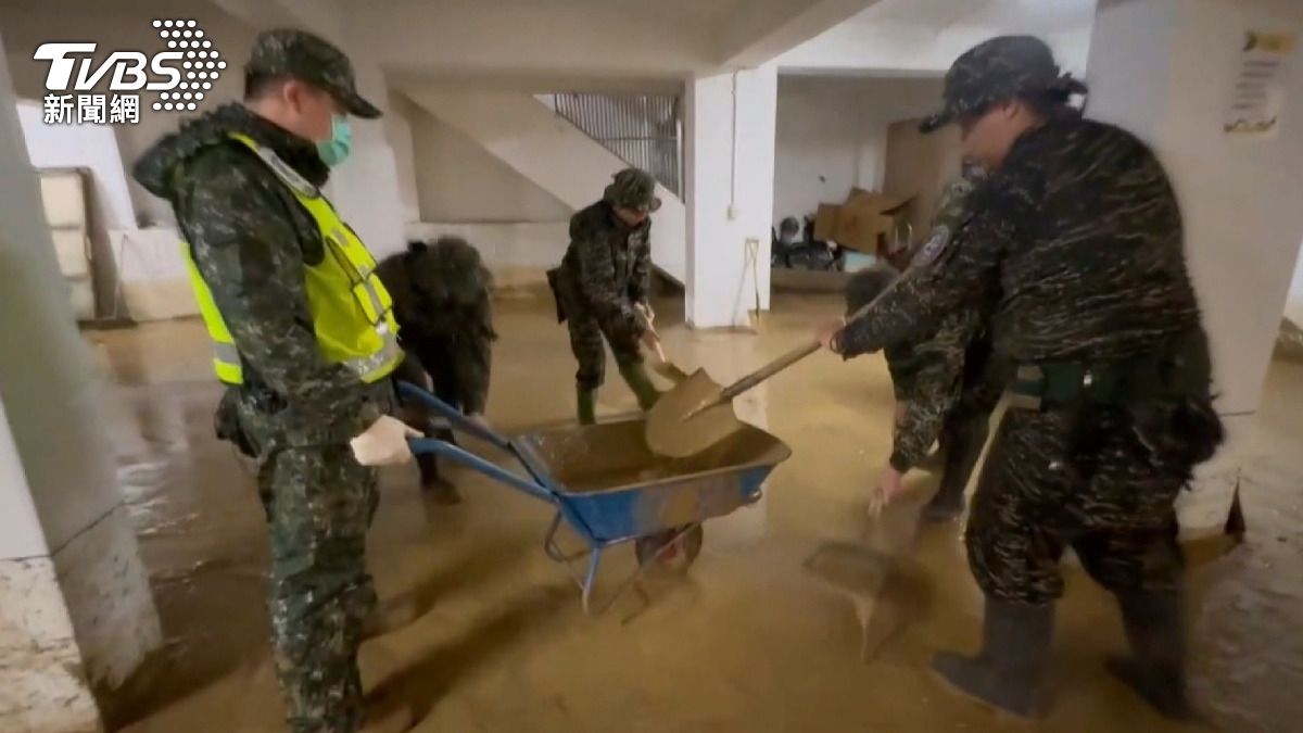 災後兩天仍滿地泥濘。國軍與民間單位持續進駐清淤救災。(圖/TVBS)