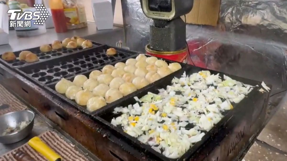 一群「超人」志工現身,送上熱騰騰的食物,提供漢堡、湯飯、章魚燒等熱食。(圖/TVBS)