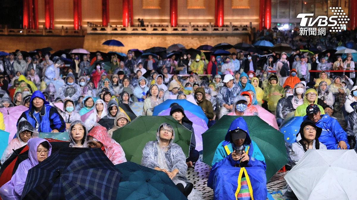 民眾搶聽柏林愛樂，自備雨衣、導演椅等裝備朝聖。（圖／趙世平攝）