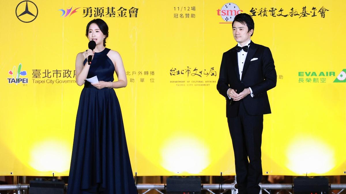 TVBS主播葉佳蓉和指揮家吳曜宇擔任音樂會導聆以及戶外轉播主持人。(圖/趙世平攝)