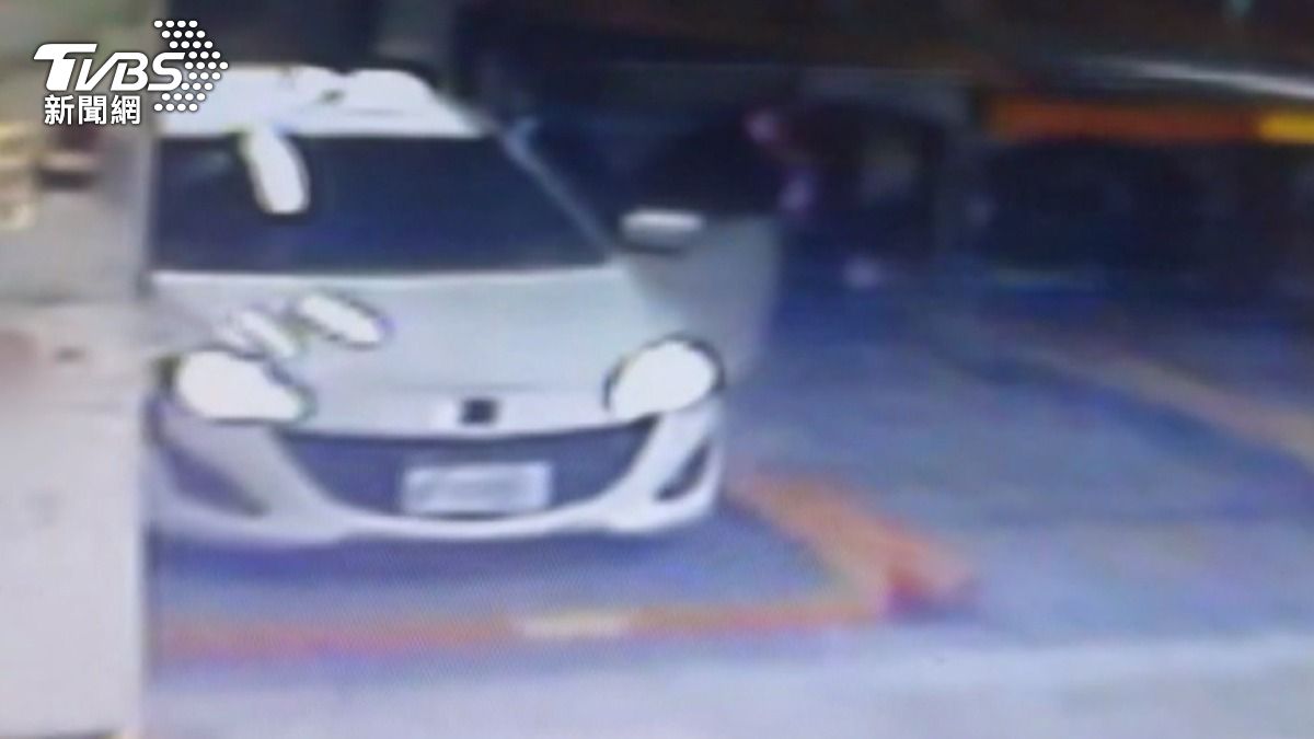 白車駕駛在機械車位上,卻有一名女住戶按按鈕,導致車門毀損。(圖片翻攝/爆料公社)