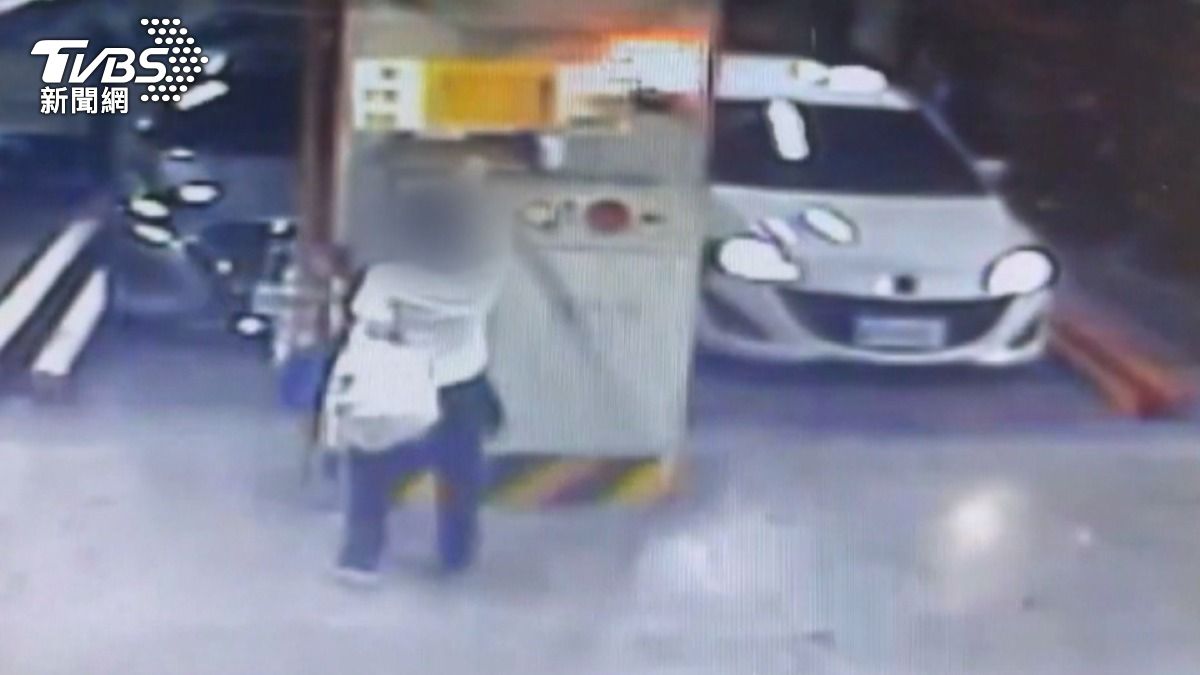 機械車位糾紛,車主控女住戶未事先檢查,女住戶認為是駕駛沒趕快下車。(圖片翻攝/爆料公社)