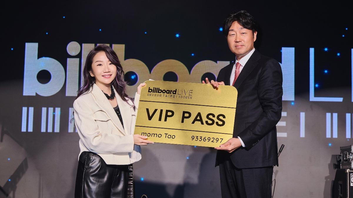 董事長白井浩一頒給陶晶瑩開箱VIP金卡,(圖/Billboard Live TAIPEI提供)