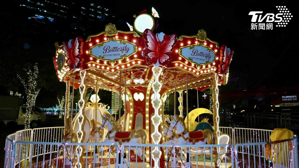 主燈旁的旋轉木馬邀請民眾共同感受夜晚中的浪漫。(圖/鄭名崴攝)