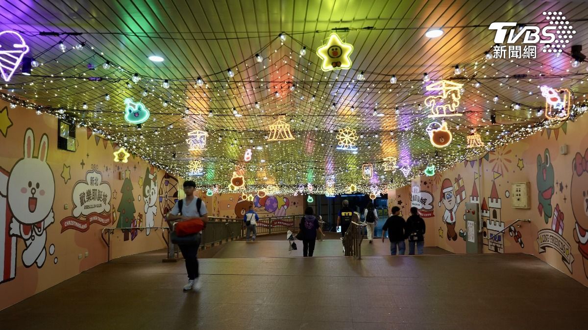 板橋車站通道口也設有燈光裝飾。(圖/鄭名崴攝)