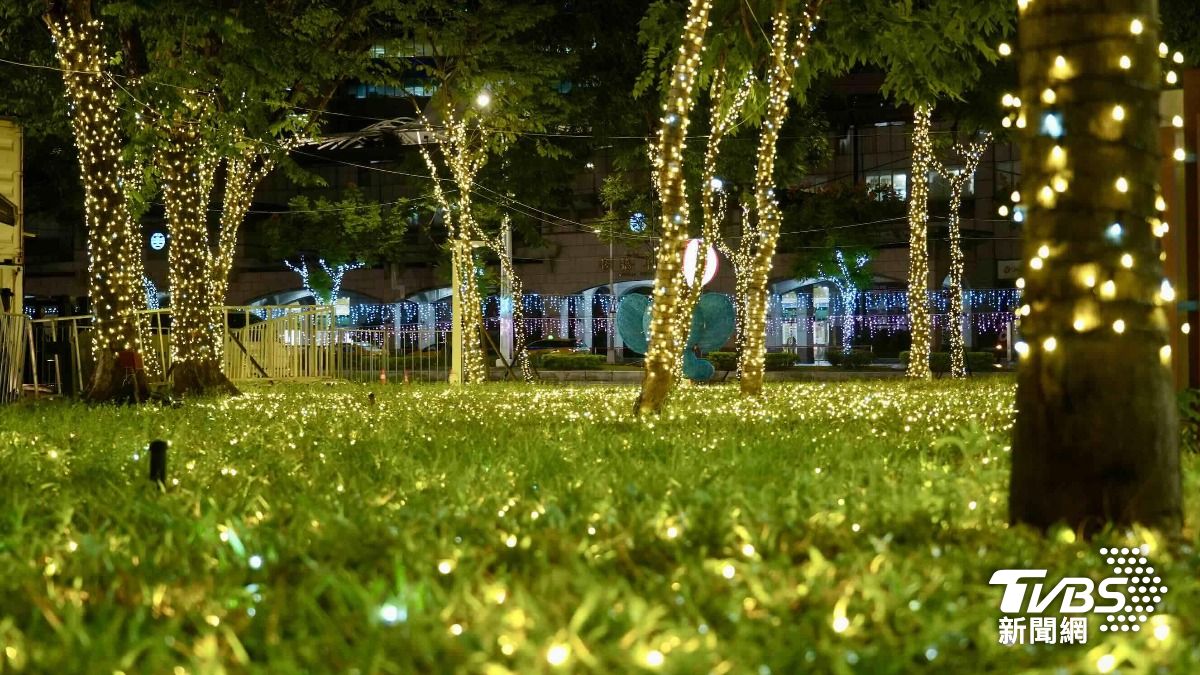 新北耶誕城周邊燈光佈置。（圖／鄭名崴攝）