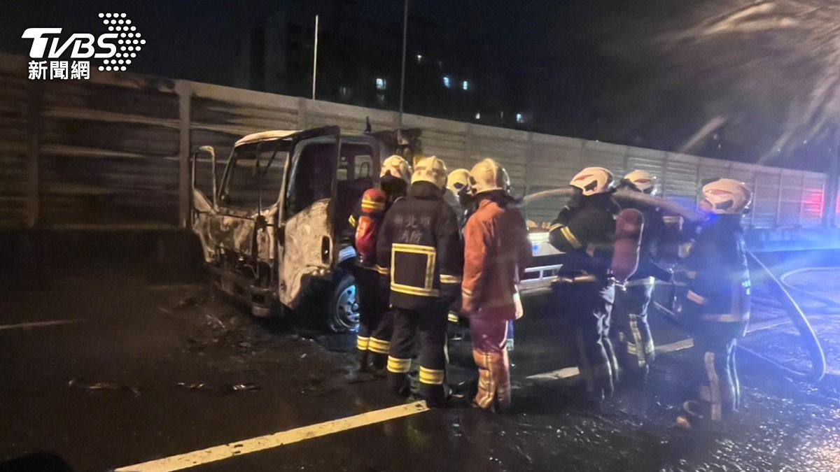 板橋台65線火燒車傳爆炸聲!濃煙竄天嚇壞民眾