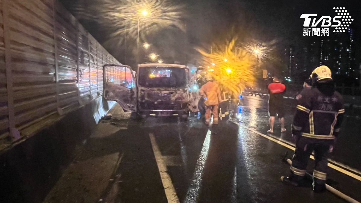 起火點疑似為駕駛座下方電線區域,初步研判為車輛不明原因熄火後自燃。(圖/TVBS)
