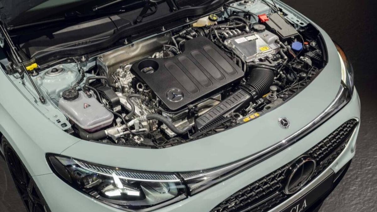 CLA Hightech Hybrid採用1.5升四缸汽油引擎與整合式電動馬達。（圖／Mercedes-Benz）
