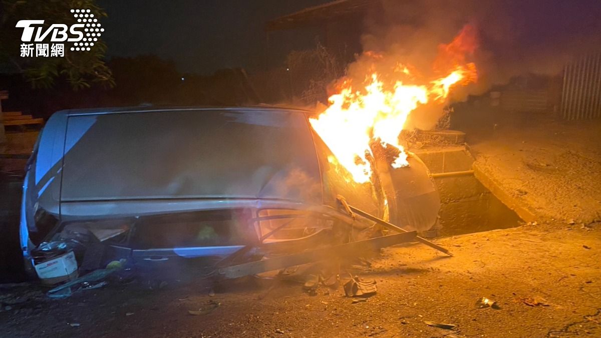 休旅車自撞卡溝...突竄火秒成焦黑廢鐵　女駕駛驚逃狂爬