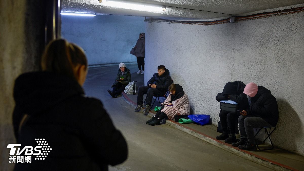民眾在本次夜襲中躲到地下停車場避難。(圖/達志影像路透社)