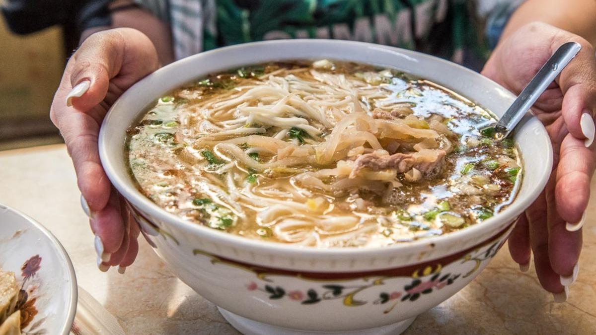 大碗的榨菜肉絲麵湯底使用古早味的油蔥大骨湯頭，味道相當夠。（圖／大手牽小手玩樂趣提供）