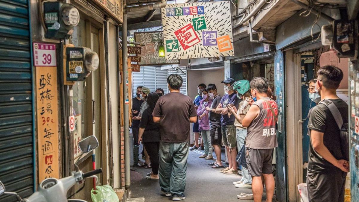 從小巷往裡面走就可以看到滿滿的排隊人潮，無論內用外帶都要拿號碼牌等叫號。（圖／大手牽小手玩樂趣提供）