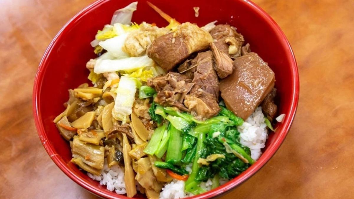 招牌焢肉飯，內用是使用大碗公裝，焢肉大概有5塊，搭配3種古早味配菜。（圖／愛伯特吃喝玩樂全記錄提供）