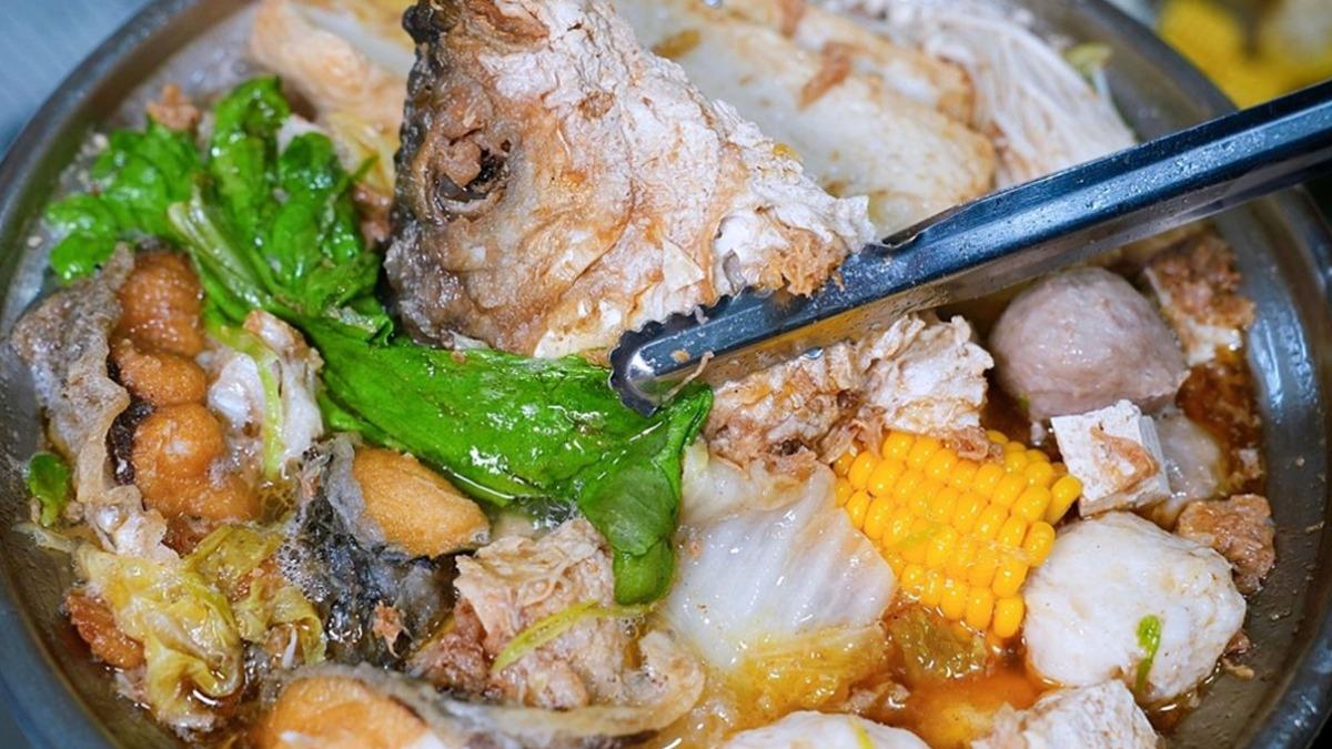 砂鍋魚頭湯底加入沙茶、魚大骨高湯和大量蔬食等，味道滿不錯。（圖／瑋瑋美食萬歲提供）