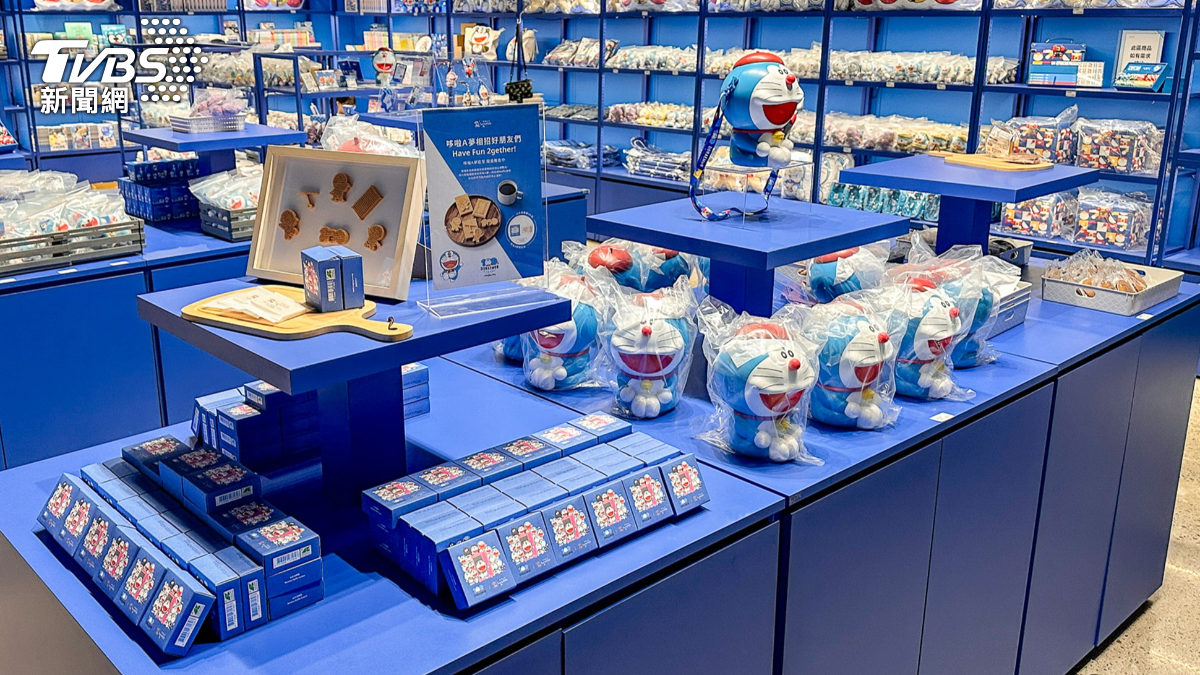 哆啦A夢限定商店推出高雄站獨家商品,包括燈箱畫、紀念印章與收藏卡等。(圖/TVBS)