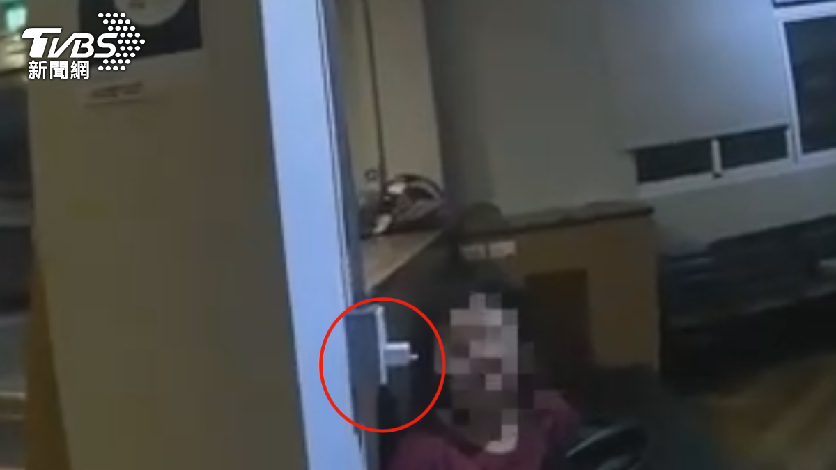 牆上還插著插頭正在替手機充電,她不是旅客,而是來蹭冷氣、充電的(圖/TVBS)