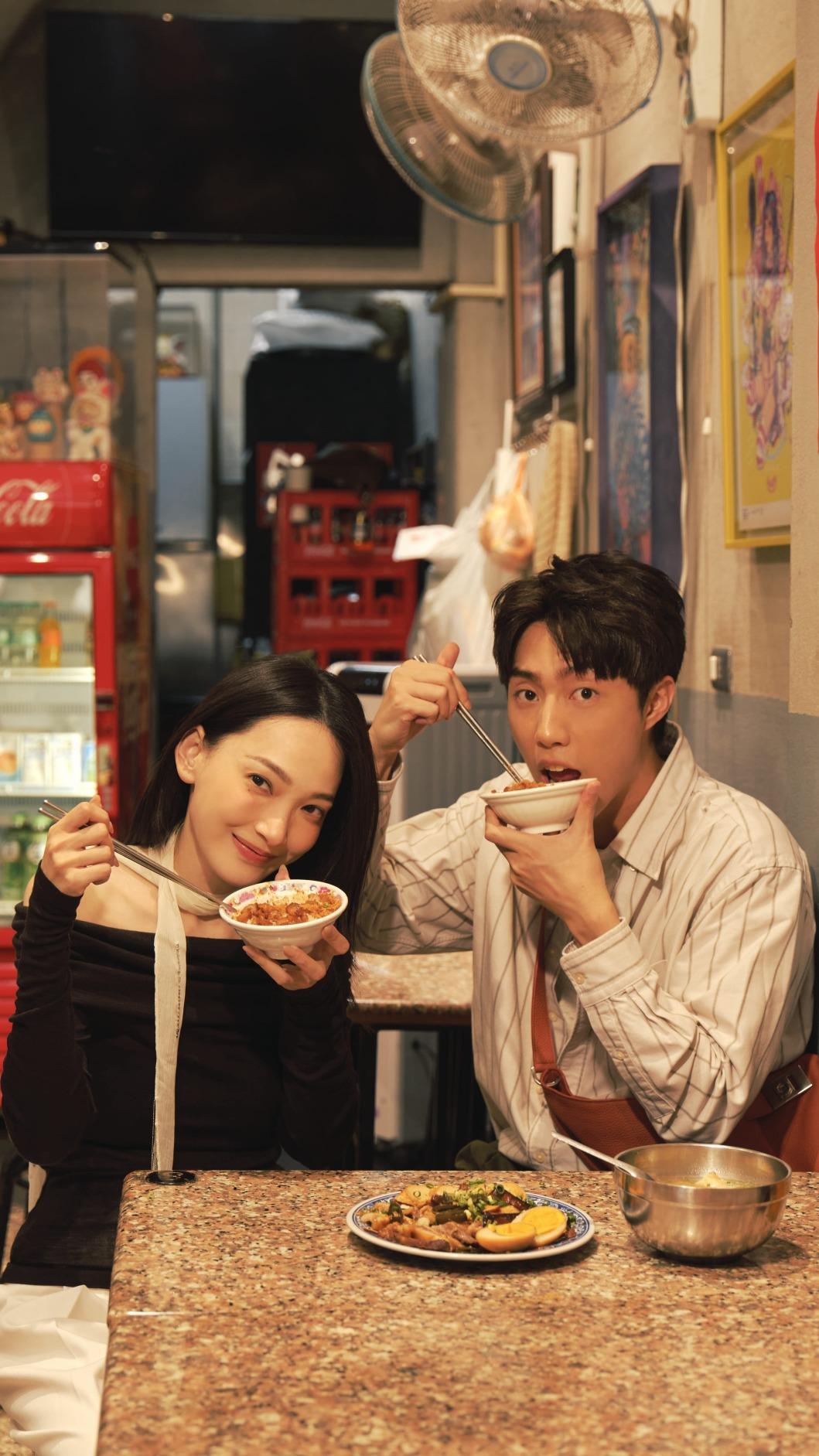 蔡凡熙(右)、林映唯品嘗在地美食。(圖/ 好工作娛樂提供)