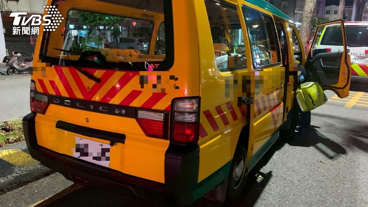 台中男開娃娃車突腦溢血,撞上分隔島昏迷。(圖/TVBS)
