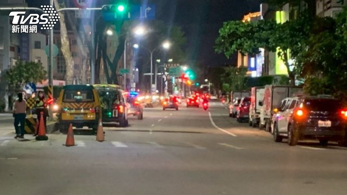 台中男開娃娃車突腦溢血,撞上分隔島昏迷。(圖/TVBS)