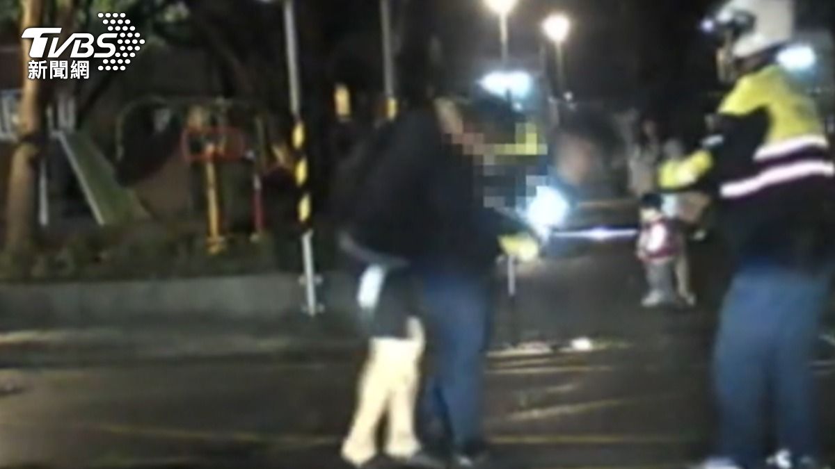 蘆洲酒醉男子街上鬧,遭員警過肩摔三次。(圖/TVBS)