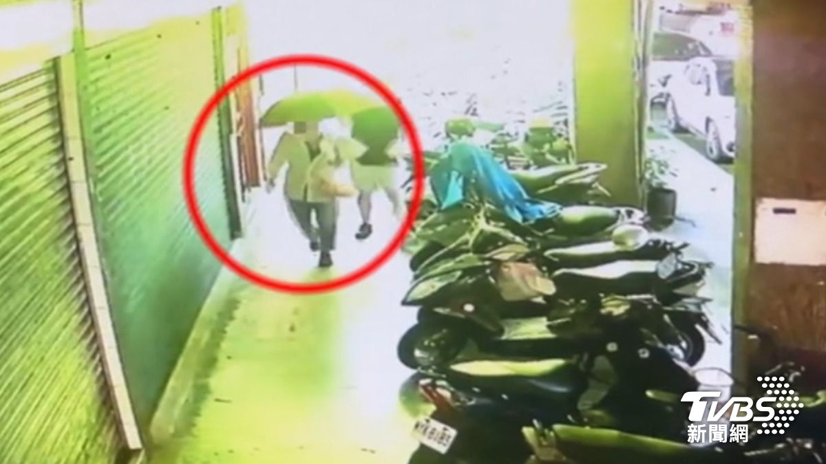 鎖定松山店家竊捐款箱，被逮時手中傘竟也偷的。（圖／TVBS）