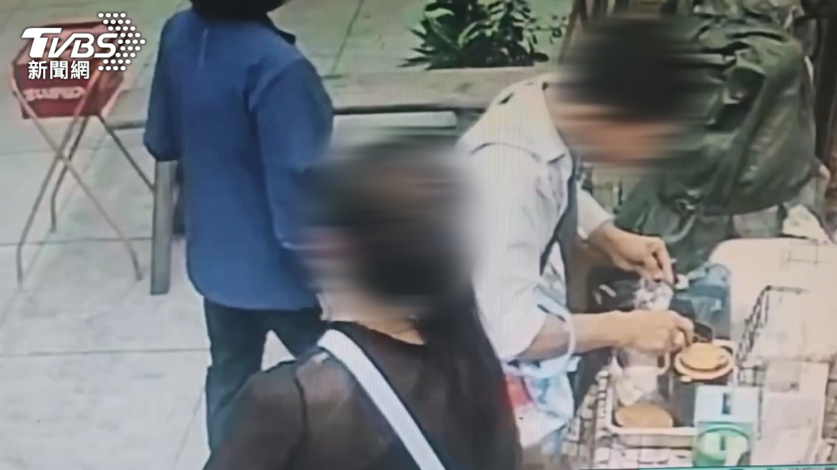 兩名竊賊得手後,竟然還敢大膽回到店內,再要求外帶五碗乾麵,甚至瘋狂打包辣油(圖/TVBS)