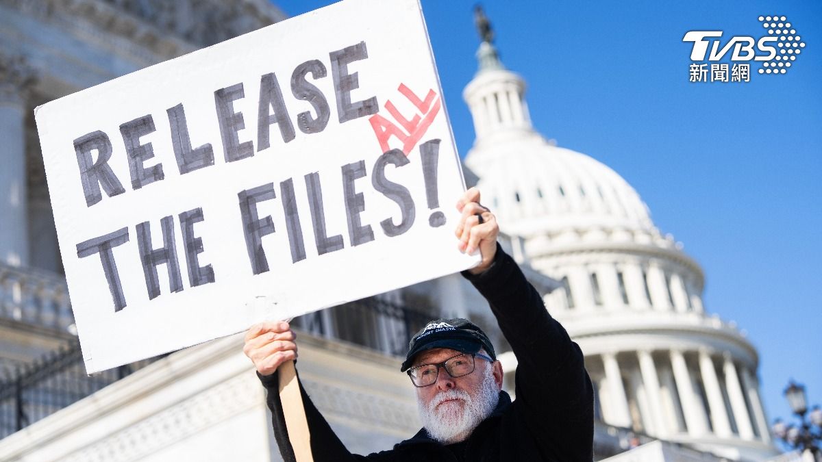 許多抗議者長期呼籲華府當局公開艾普斯坦檔案。(圖/達志影像美聯社)