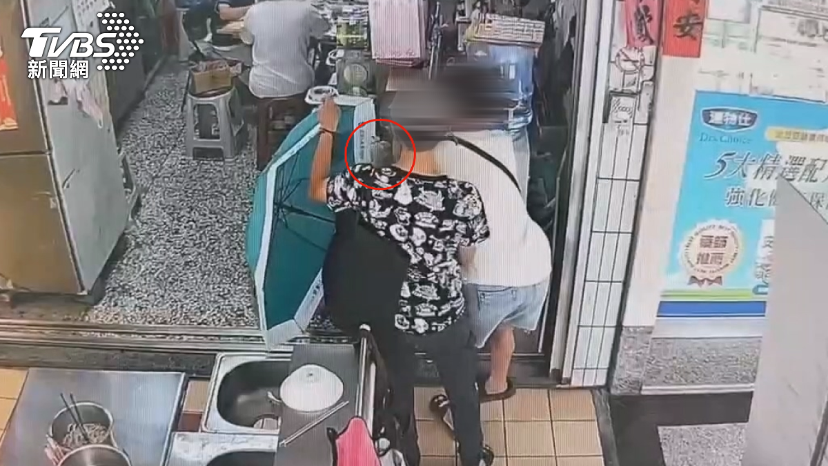 店家將經過PO網提醒立刻被認出,日前在新興區,用雨傘遮擋監視器,偷走錢筒的慣竊(圖/TVBS)