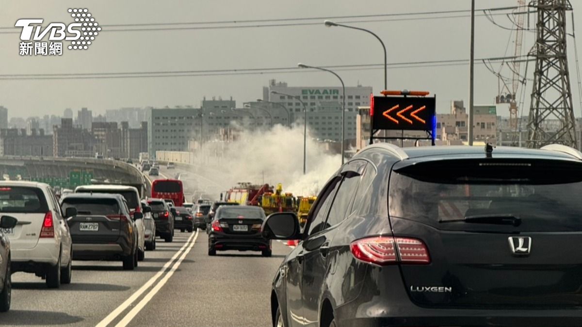 五楊高架機場系統前發生火燒車意外。（圖／TVBS）