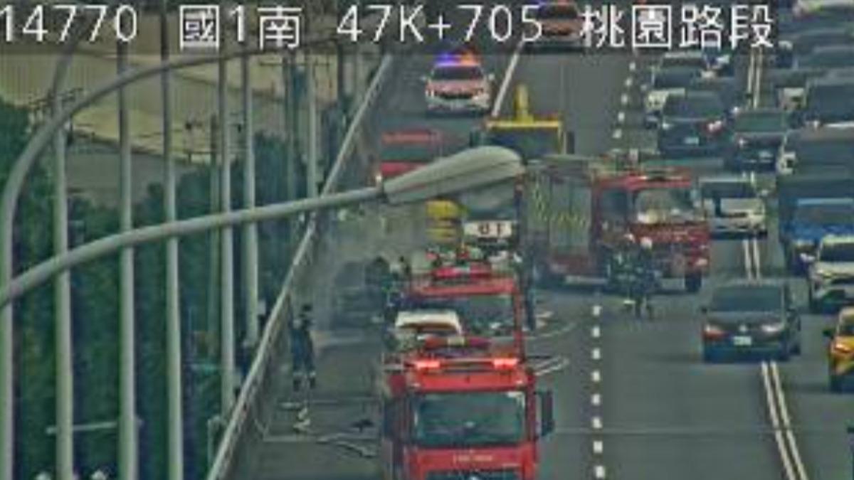 警消方臂外側車道搶救。（圖／翻攝畫面）