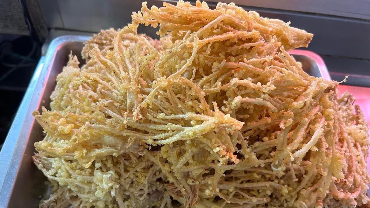 炸秀珍菇和炸金針菇相當受到客人喜愛。（圖／翻攝炸遍五甲臉書）