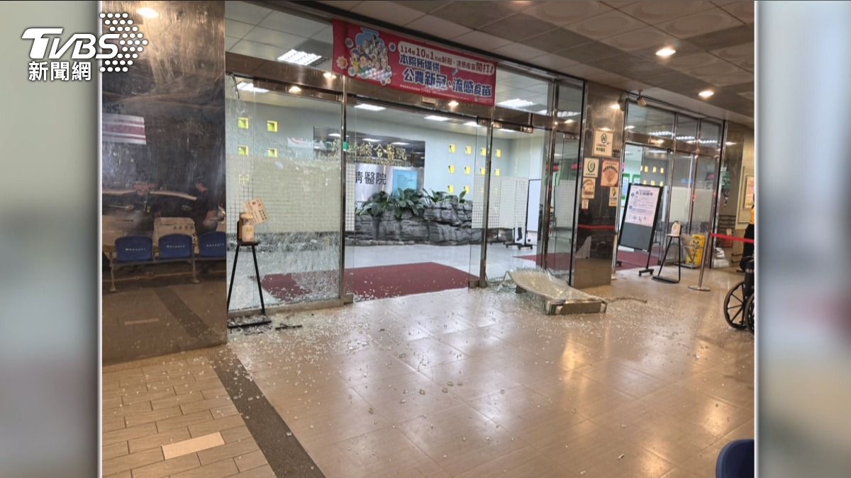 52 歲男「醫療糾紛」持鐵鎚砸醫院,囂張回保全:你去報警啦 我沒在怕你。(圖/TVBS)