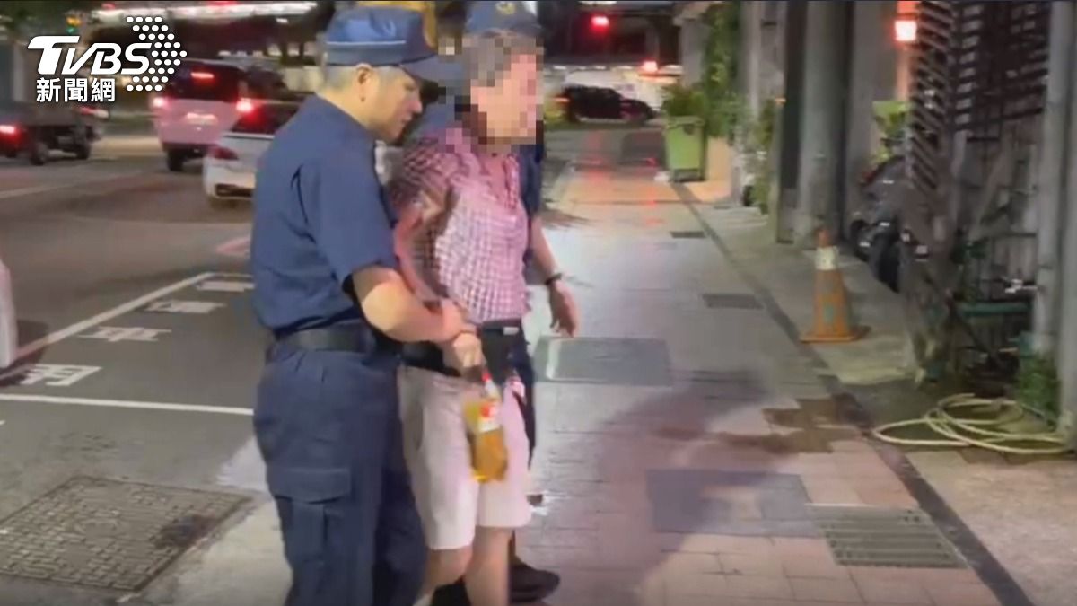 台中醫院玻璃遭砸破!52歲男「無法挺直身體」憤而毀門,已被警方帶回。(圖/TVBS)