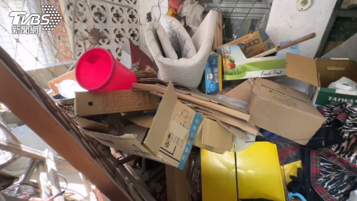 80歲富婆水費飆7萬驚見慘死，鄰居曝住所堪比「大峽谷」。(圖／TVBS)