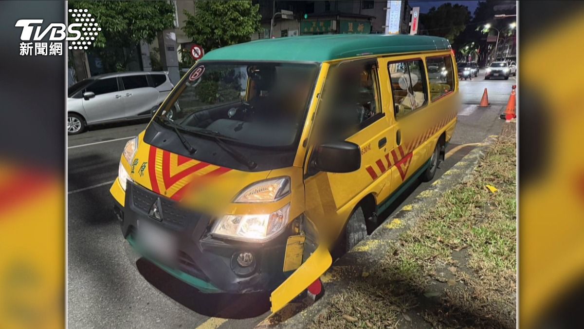 豐原娃娃車撞分隔島！59歲駕駛「腦溢血昏迷」緊急送醫觀察中。(圖／TVBS)