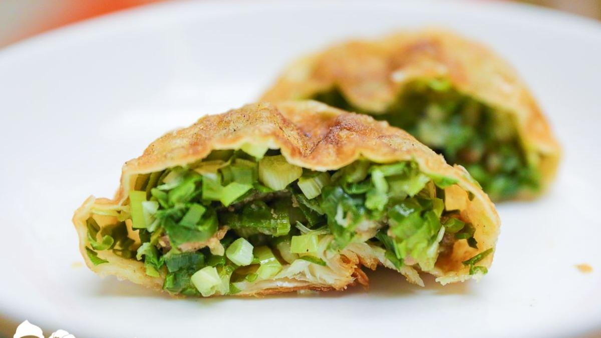 羅東夜市排隊美食,推薦「玉本舖三星蔥餅」,吃得到滿滿三星蔥餡。(圖/卡夫卡愛旅行提供)