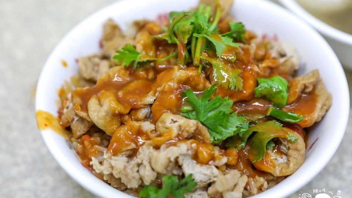 油飯上面有油豆腐皮、豬肉跟香菜,再淋上店家特製的甜辣醬。(圖/陳小可的吃喝玩樂提供)