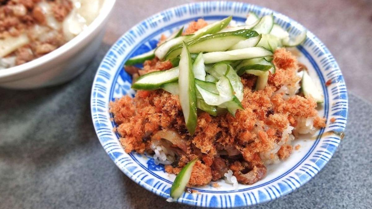 米糕粒粒分明不黏口,滿滿魚鬆下還藏有滷肉,整體清爽不油膩。(圖/女子的休假計劃提供)