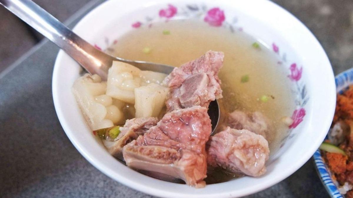 苦瓜排骨湯一咬就骨肉分開,湯頭清爽不死鹹,會愈喝愈甘口。(圖/女子的休假計劃提供)